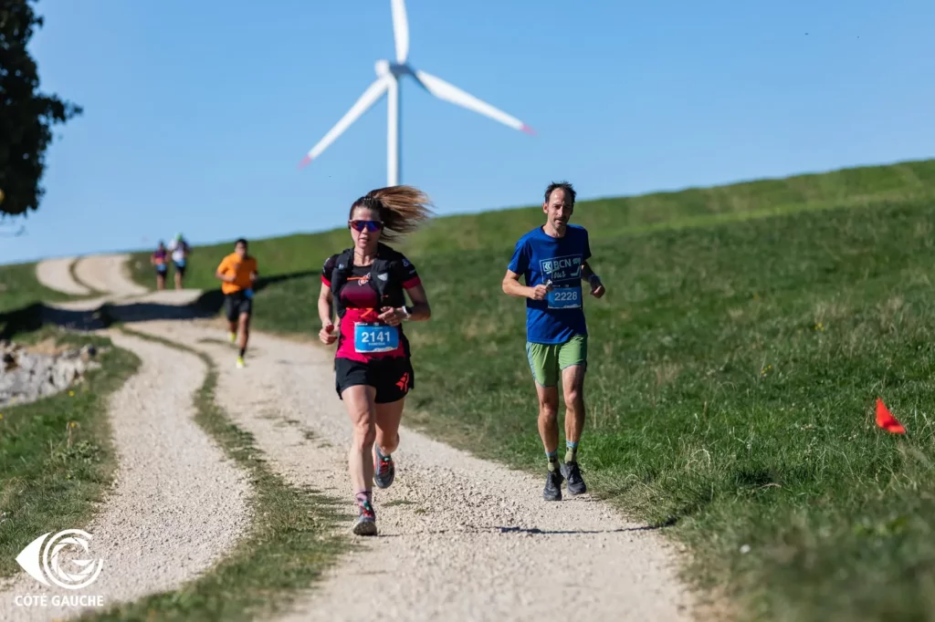 En groupe sous les éoliennes, La Traversée